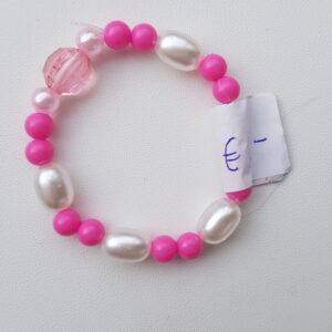 Roze armbandje.