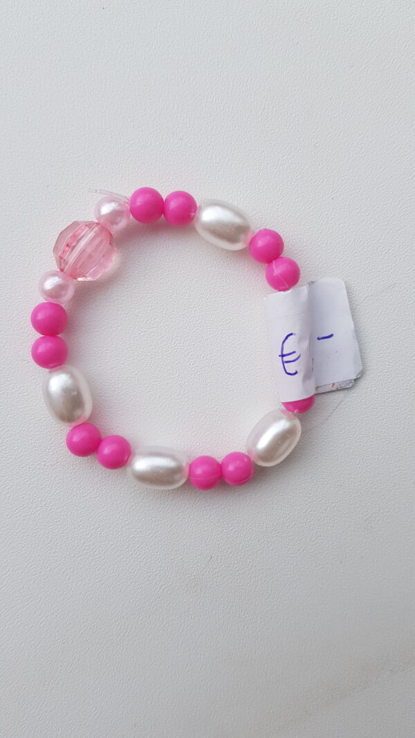 Roze armbandje.