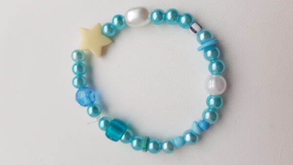 Blauw armbandje.