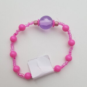 Roze/paars armbandje.