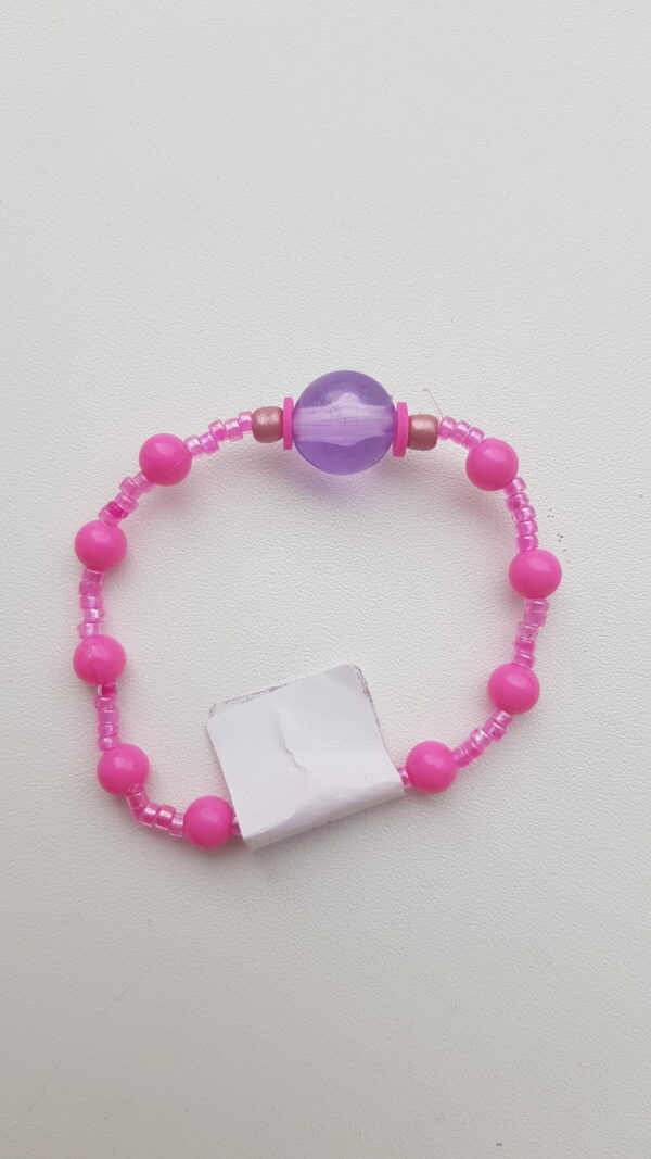 Roze/paars armbandje.