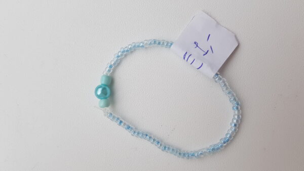 Blauw armbandje.