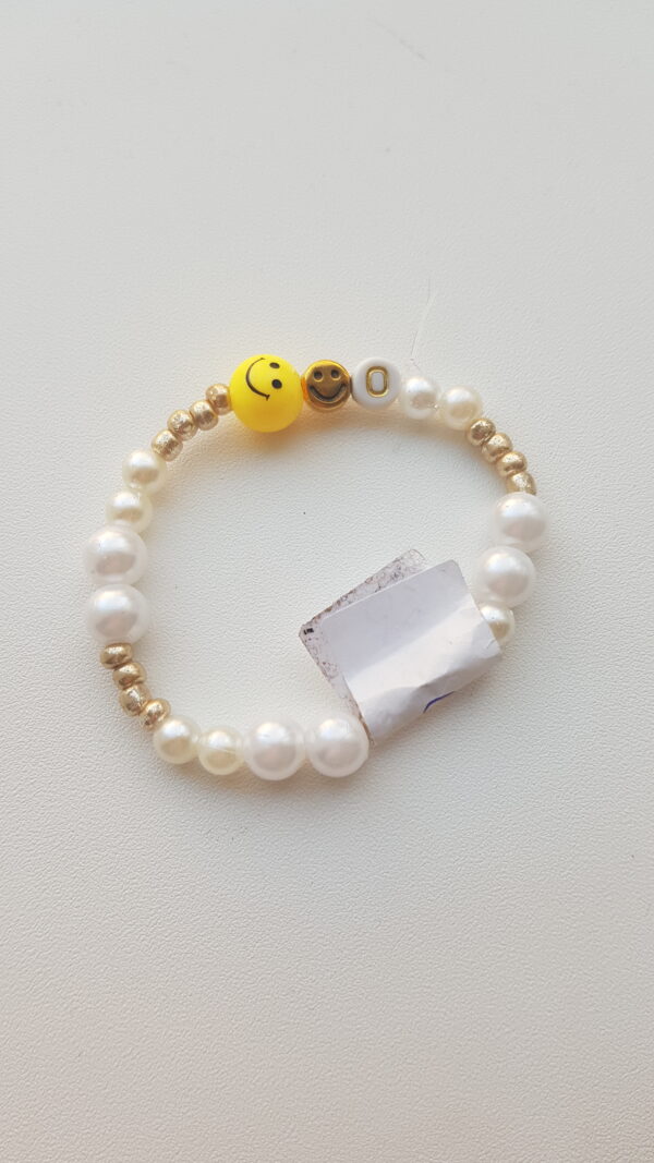 Armbandje met de letter O.