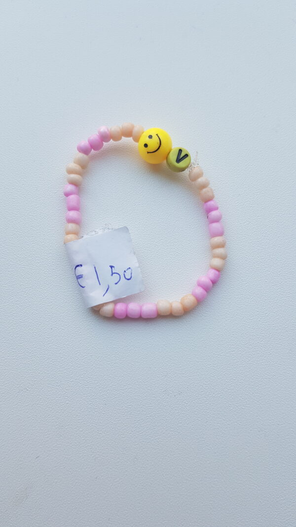 Armbandje met de letter V.