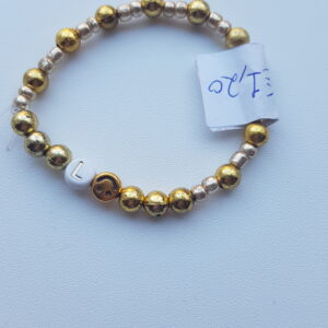 Armbandje met de letter L.