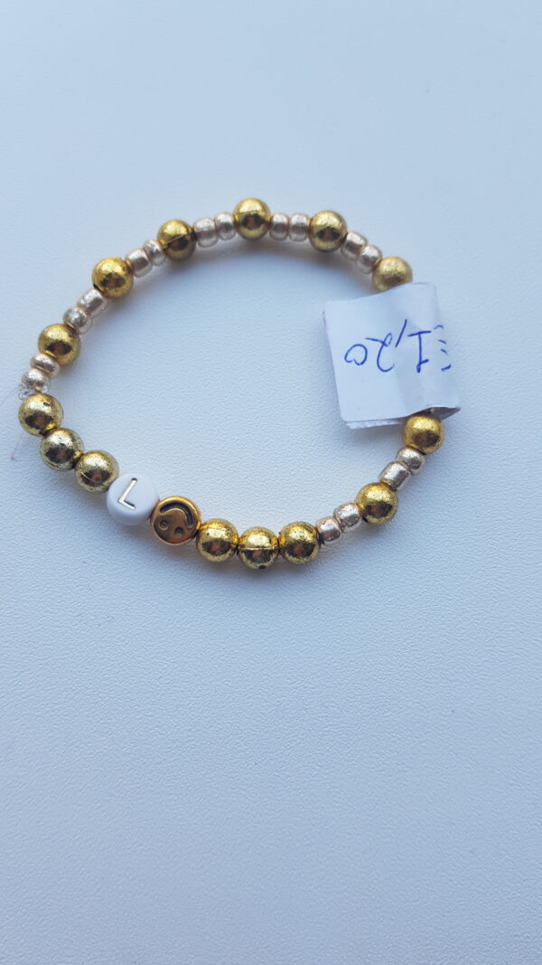 Armbandje met de letter L.