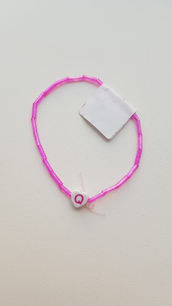 Armbandje met de letter Q.