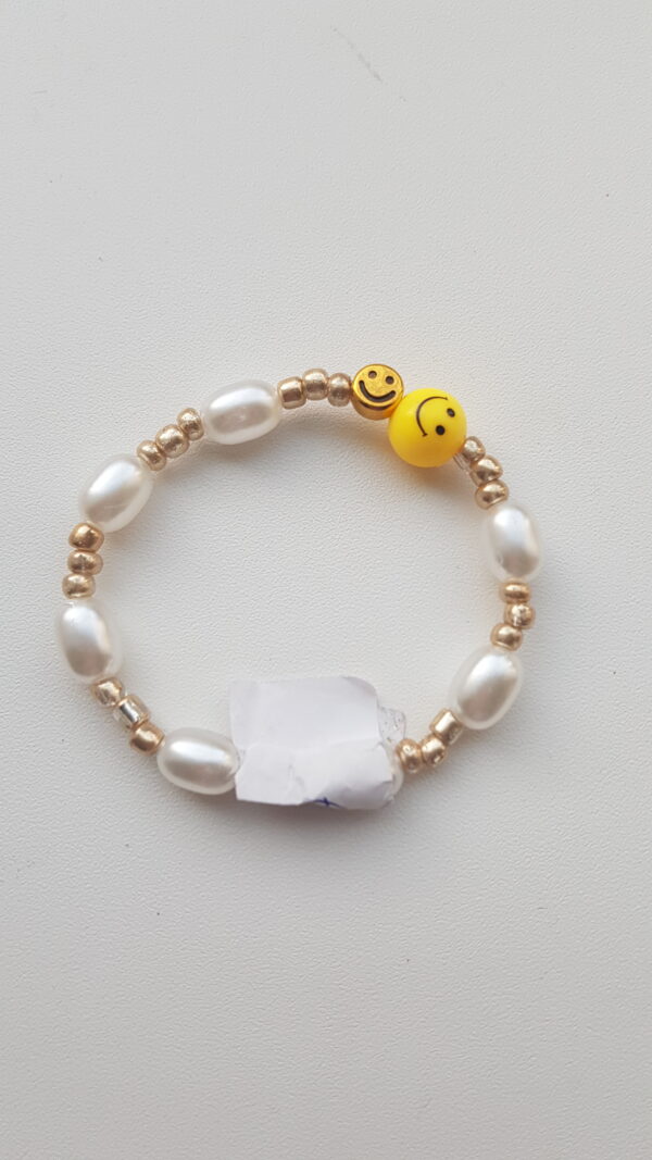 Gouden smiley armband.