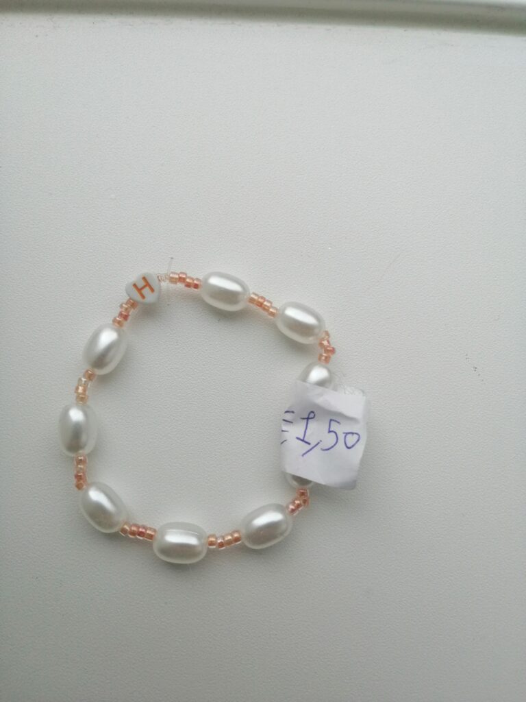 armbantje met de letter h