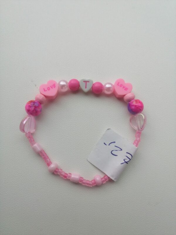 Armbantje met de letter t