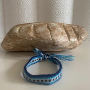 blauw lint armbandje.