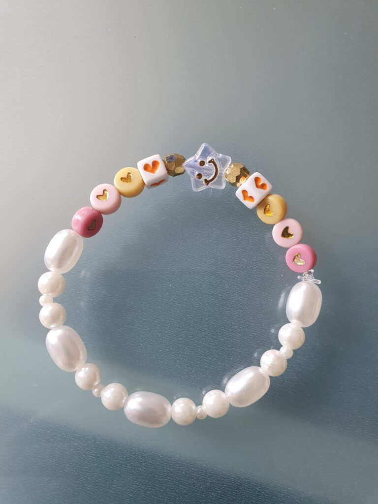 Vrolijk armbandje