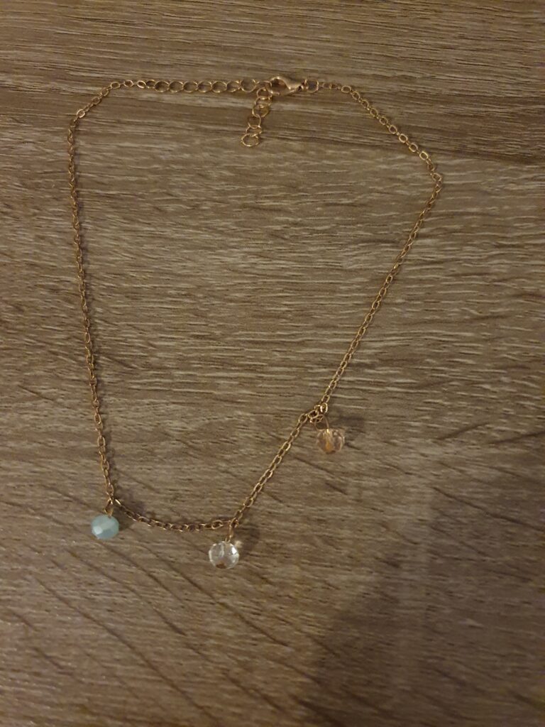 blauw, doorzichtig en roze ketting.