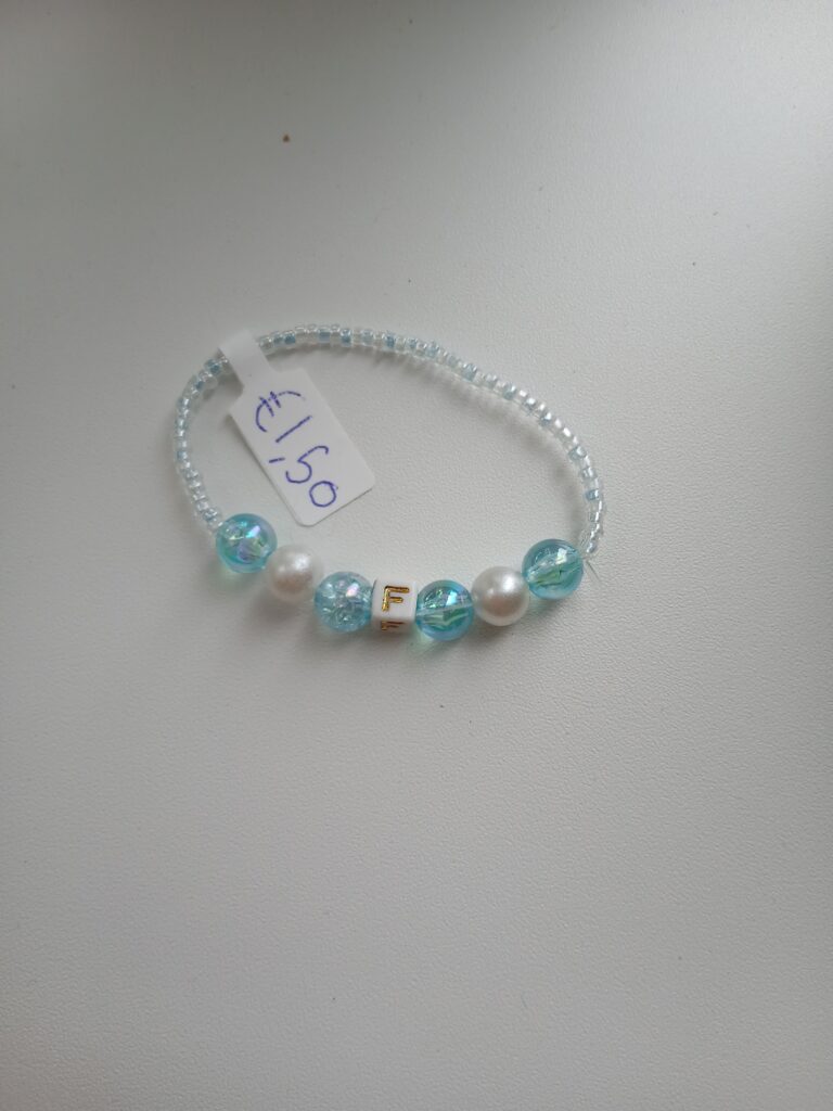 Armbandje letter F