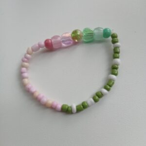 Roze en groen armbandje.