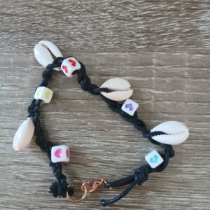 Schelp armbandje met zwart touw.