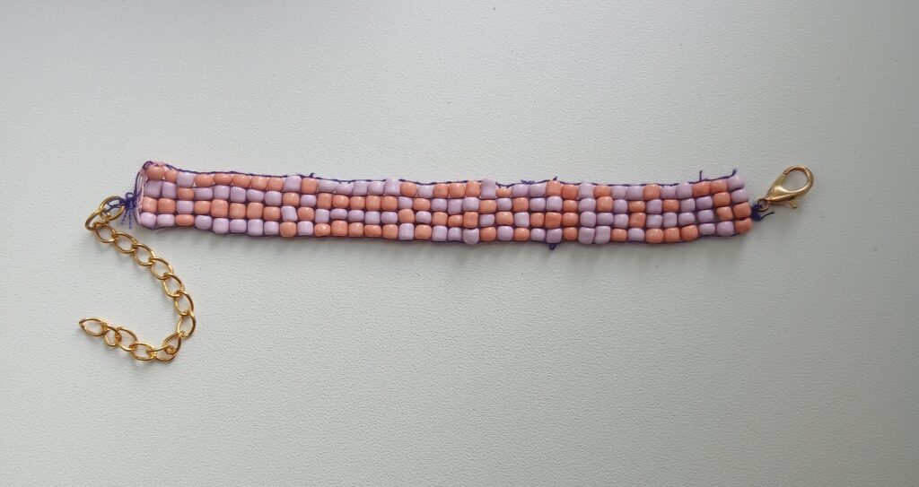 Roze armbandje.