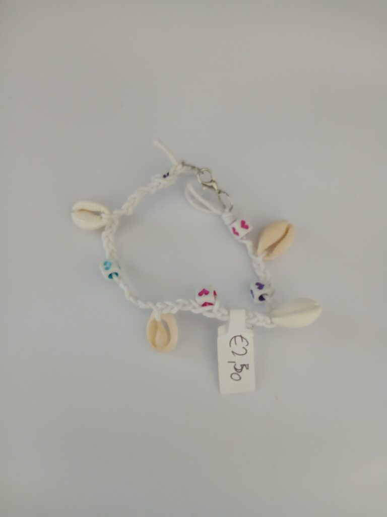 Schelp armbandje met wit touw.
