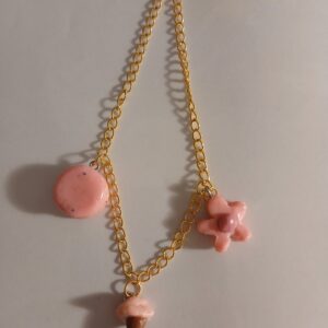 roze met gouden ketting