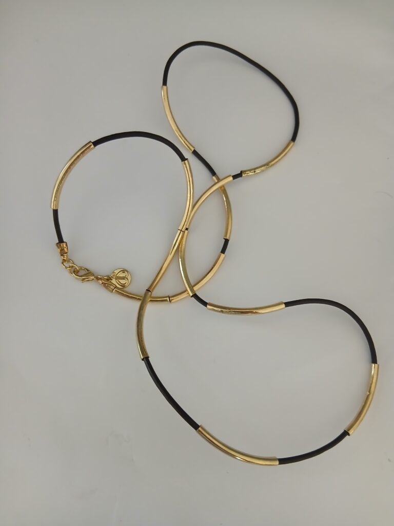 zwart met gouden ketting