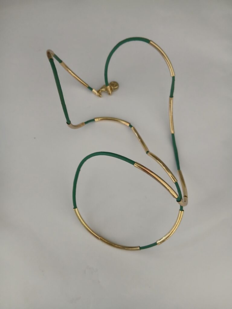 Groen met gouden ketting