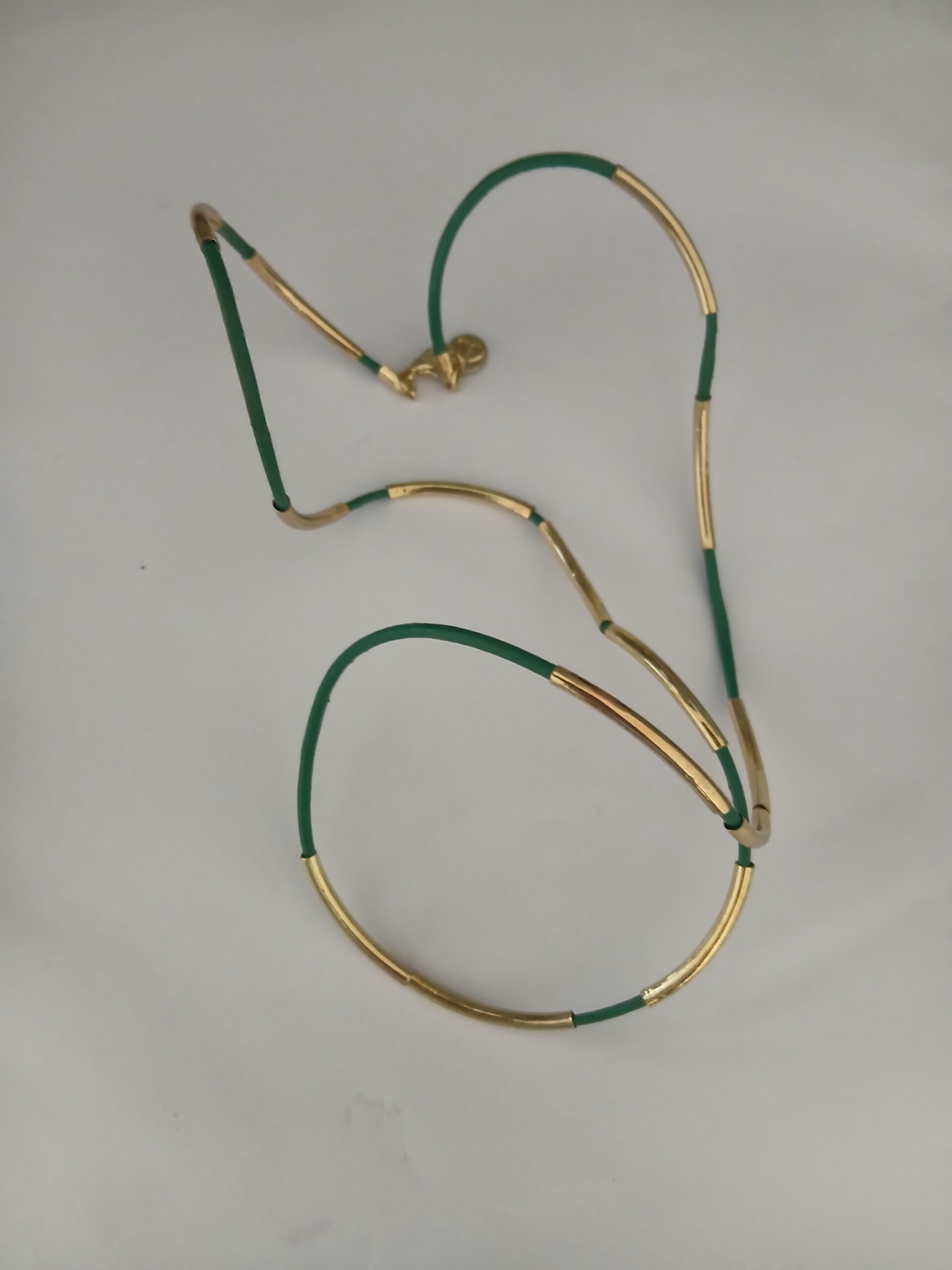 Groen met gouden ketting